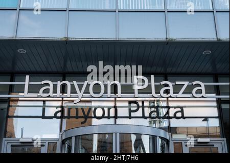 Belfast, Großbritannien - 19. Februar 2022: Das Schild für das Lanyon Plaza Office Building im Stadtzentrum von Belfast. Stockfoto