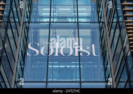 Belfast, Großbritannien - 19. Februar 2022: Das Schild für das Solist Office Building im Stadtzentrum von Belfast. Stockfoto