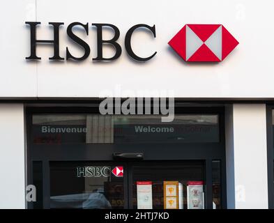 Colmar, Frankreich - 13. Dezember 2021: HSBC Holdings ist eine britische multinationale Investmentbank und Finanzdienstleistungsholding. Es ist die zweite Stockfoto