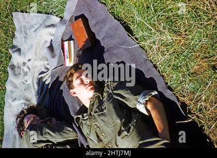 Schüler, die als Armeekader militärische Übungen machten, Südengland, Großbritannien, Ende 1950s zwei Jungen, die auf dem Boden schliefen Stockfoto