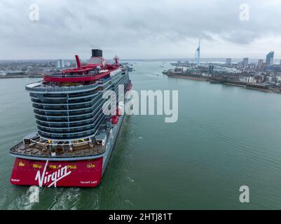 Valiant Lady Kreuzfahrt Schiff von Virgin Voyages Ankunft in Portsmouth International Port England, am frühen Morgen Stockfoto