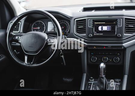 Luxuslenkrad im Innenraum des Autos. Armaturenbrett, Klimaregelung, Display Stockfoto