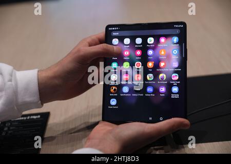 Barcelona, Spanien. 28.. Februar 2022. Ein Besucher schaut sich das Smartphone Samsung Galaxy Z Fold3 5G auf dem Stand von Samsung während des Mobile World Congress (MWC) an, der jährlichen Messe, die von GSMA auf der Fira de Barcelona, Spanien, organisiert wird. Stockfoto