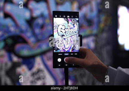 Barcelona, Spanien. 28.. Februar 2022. Ein Besucher schaut sich das Smartphone Samsung Galaxy S22 Ultra auf dem Stand von Samsung während des Mobile World Congress (MWC) an, der jährlichen Messe, die von GSMA auf der Fira de Barcelona, Spanien, organisiert wird. Stockfoto