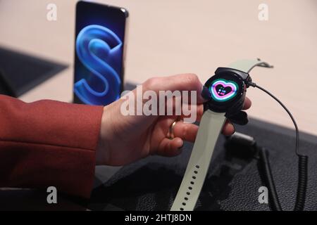 Barcelona, Spanien. 28.. Februar 2022. Ein Besucher blickt auf das Samsung Galaxy Watch4 am Stand von Samsung während des Mobile World Congress (MWC), der jährlichen Messe, die von GSMA auf der Fira de Barcelona, Spanien, organisiert wird. Stockfoto