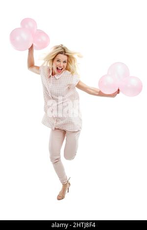 Sie bringt das Glückliche in Alles Gute zum Geburtstag. Studioporträt einer aufgeregten jungen Frau, die mit rosa Ballons auf weißem Hintergrund feiert. Stockfoto