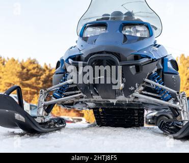 Schneemobil im Winter. Schneemobilfahren im Winter im Norden. Extreme Art von Outdoor-Wintersport. Stockfoto