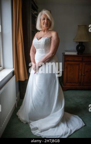 Betrug Bei Online-Dating.“ Hazel Wilkins mit Dokumenten und Hochzeitskleid Stockfoto