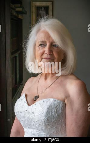 Betrug Bei Online-Dating.“ Hazel Wilkins mit Dokumenten und Hochzeitskleid Stockfoto