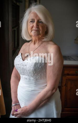 Betrug Bei Online-Dating.“ Hazel Wilkins mit Dokumenten und Hochzeitskleid Stockfoto
