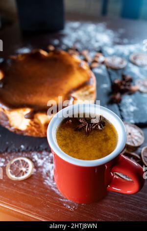 baskischer san sebastian Käsekuchen mit Frischkäse und Sanddorntee Stockfoto