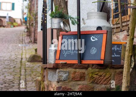 Tafel mit der handgeschriebenen Botschaft mit den deutschen Worten für Café öffnet sich vor einem kleinen Restaurant in einer deutschen Altstadt. Stockfoto