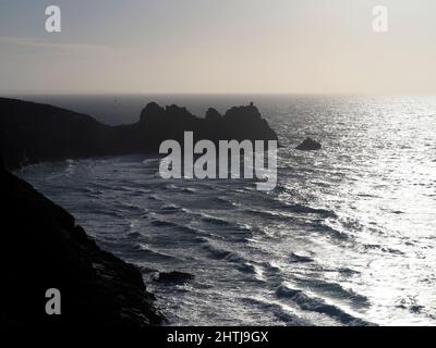 Logan Rock in der Nähe von Porthcurno, Cornwall Stockfoto