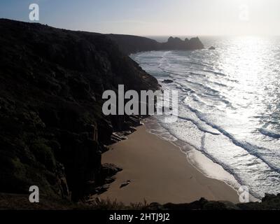 Sandstrand östlich von Porthcurno, Cornwall Stockfoto