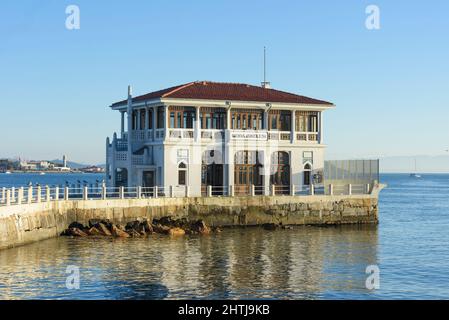 ISTANBUL, TÜRKEI - 20. FEBRUAR 2022: Allgemeiner Blick vom Moda Pier in istanbul. Eines der Symbole von Kadıkoy, der historische Moda Pier, der 100 Jahre gebaut wurde Stockfoto