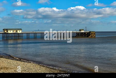 Blick auf den Pier an der Strandpromenade von Penarth im Glamorgan-Nationalpark in Südwales an einem sonnigen Februartag Stockfoto