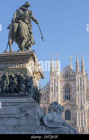 Eine Reiterstatue von Vittorio Emanuele II. Vor dem Mailänder Dom an einem sonnigen Tag in Mailand, Italien. Stockfoto