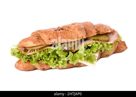 Croissants, Sandwiches mit Prosciutto, Basilikum und Weißkäse. Französische Küche Stockfoto