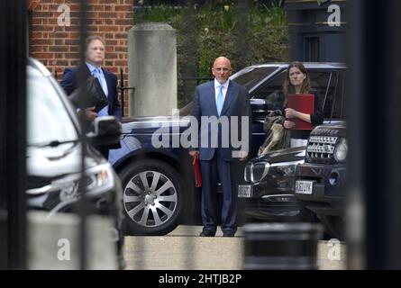 Grant Shapps MP (L) Transport; Nadim Zahawi (c) Ausbildung: Michelle Donelan (r) höhere/weiterführende Bildung, Leaving Downing Street, 28.. Februar 2022 Stockfoto