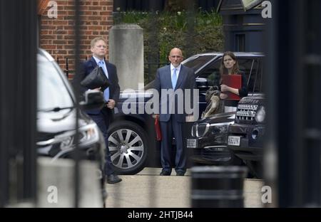 Grant Shapps MP (L) Transport; Nadim Zahawi (c) Ausbildung: Michelle Donelan (r) höhere/weiterführende Bildung, Leaving Downing Street, 28.. Februar 2022 Stockfoto