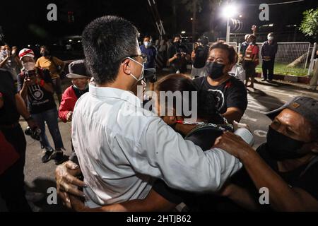 Bangkok, Thailand. 28.. Februar 2022. Arnon Nampa, Menschenrechtsanwalt und Vorsitzender der Ratsadon-Gruppe, wurde nach 201 Tagen Haft wegen einer Majestät aus der Haft entlassen. Seit dem 11. August 2021 warten die Mutter von Herrn Arnon und die Demonstranten vor dem Bangkok Untersuchungsgefängnis auf ihre Freilassung. (Bild: © Adirach Toumlamoon/Pacific Press via ZUMA Press Wire) Stockfoto