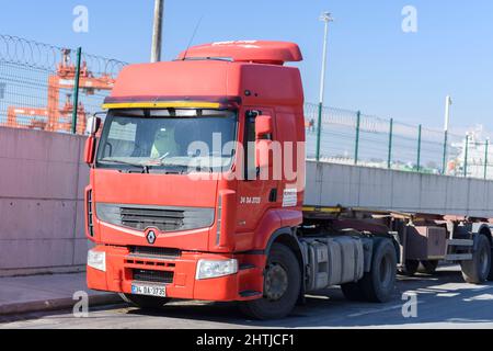 ISTANBUL, TÜRKEI - 5. FEBRUAR 2022: Renault Premium Sattelschlepper auf dem Parkplatz. Stockfoto