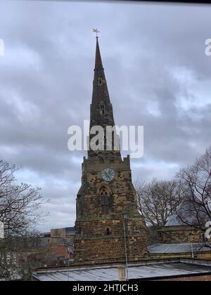 Holly Sepulchre Kirche Northampton Stadtzentrum England Turmuhr berühmte Altstadt Wolken Regen Regen Wetter Stein Zeit Kreuzzüge im Winter Stockfoto