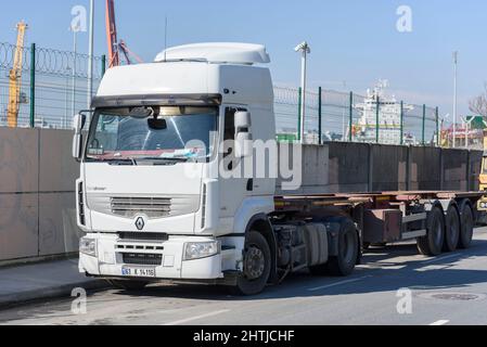 ISTANBUL, TÜRKEI - 5. FEBRUAR 2022: Renault Premium Sattelschlepper auf dem Parkplatz. Stockfoto