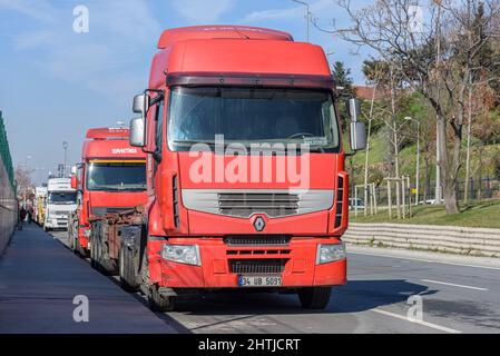 ISTANBUL, TÜRKEI - 5. FEBRUAR 2022: Renault Premium Sattelschlepper auf dem Parkplatz. Stockfoto