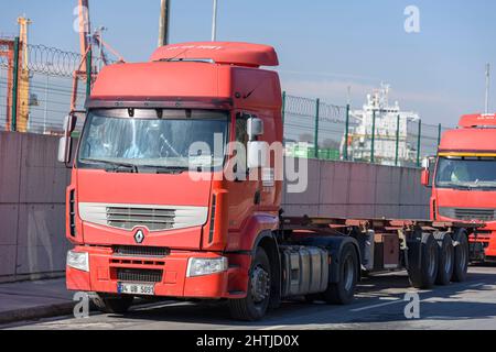 ISTANBUL, TÜRKEI - 5. FEBRUAR 2022: Renault Premium Sattelschlepper auf dem Parkplatz. Stockfoto