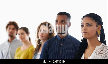 So viele Möglichkeiten. Ausgeschnittene Aufnahme einer Gruppe junger Mitarbeiter. Stockfoto