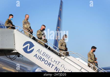 Nürnberg, Deutschland. 01. März 2022. US-Soldaten verlassen eine Boeing 767-300, die gerade auf dem Albrecht Dürer Airport gelandet ist. 200 US-Soldaten, die aus Nürnberg an das 7. Army Training Command (7. ATC) in Grafenwoehr versetzt werden, landeten aus den USA in Nürnberg. Quelle: Karl-Josef Hildenbrand/dpa/Alamy Live News Stockfoto