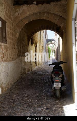 Typische Gasse in der Altstadt, Rhodos, Dodekanes, zwölf Inseln, Griechenland, Europa Stockfoto