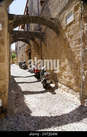 Typische Gasse in der Altstadt, Rhodos, Dodekanes, zwölf Inseln, Griechenland, Europa Stockfoto