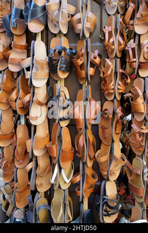 Geschäft mit traditionellen Ledersandalen, Altstadt, Rhodos, Dodekanes, zwölf Inseln, Griechenland, Europa Stockfoto