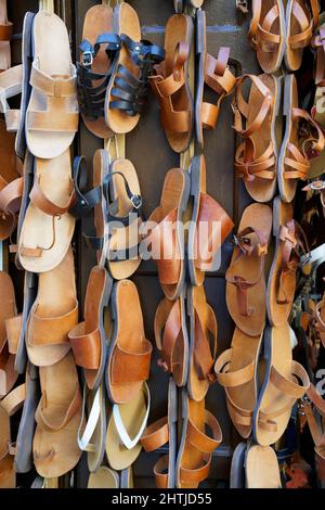 Geschäft mit traditionellen Ledersandalen, Altstadt, Rhodos, Dodekanes, zwölf Inseln, Griechenland, Europa Stockfoto
