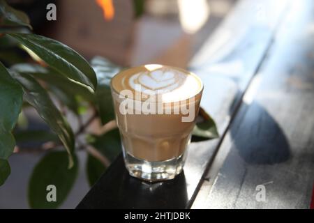 Professionelles Latte-Art-Muster. Kaffee wird serviert. Die Leute haben Kaffeepause. Kaffee, Eis Latte, keine Leute. Nahaufnahme Stockfoto