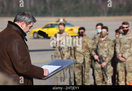 Nürnberg, Deutschland. 01. März 2022. Markus Söder, Bayerischer Ministerpräsident (CSU), spricht auf dem Albrecht Dürer Airport vor US-Soldaten. 200 US-Soldaten, die von Nürnberg zum 7. Army Training Command (7. ATC) nach Grafenwoehr versetzt werden, landeten aus den USA in Nürnberg. Quelle: Karl-Josef Hildenbrand/dpa/Alamy Live News Stockfoto