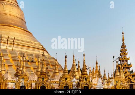 Reihen mit Fülle von alten Kakku Pagoden, die sich an der Straße von Taunggyi gegen den wolkenlosen Himmel in Myanmar am Sommertag befinden Stockfoto