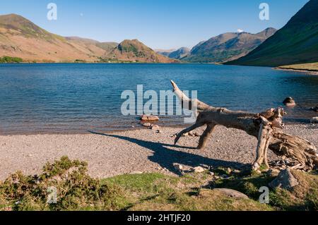 Blick auf Crummock Water und die umliegenden Fjells des Buttermere Valley im Lake District in Cumbria, England. Stockfoto