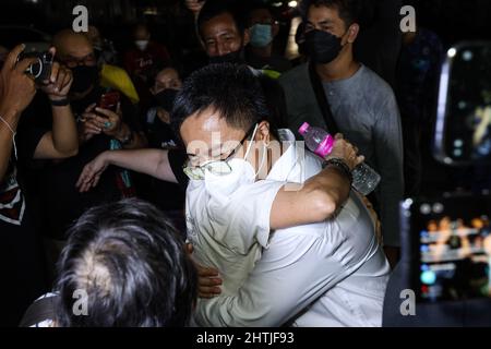 Bangkok, Thailand. 28.. Februar 2022. Arnon Nampa, Menschenrechtsanwalt und Vorsitzender der Ratsadon-Gruppe, wurde nach 201 Tagen Haft wegen einer Majestät aus der Haft entlassen. Seit dem 11. August 2021 warten die Mutter von Herrn Arnon und die Demonstranten vor dem Bangkok Untersuchungsgefängnis auf ihre Freilassung. (Bild: © Adirach Toumlamoon/Pacific Press via ZUMA Press Wire) Stockfoto