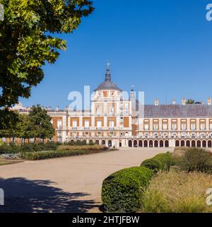 Der Königspalast von Aranjuez auf der anderen Seite der Plaza de Parejas, Aranjuez, Gemeinde Madrid, Spanien. Der Palast ist Teil des Aranjuez Cultural Lan Stockfoto