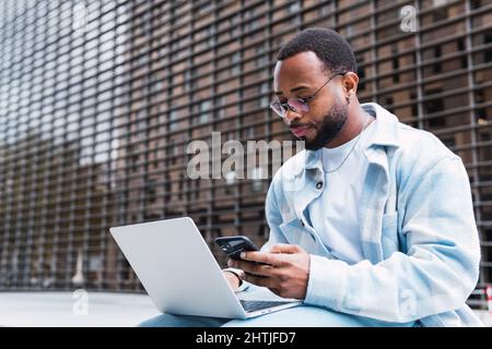 Stock Foto von jungen Arzt zeigt Röntgen zu ihrem Patienten während der Videokonferenz von zu Hause aus. Stockfoto