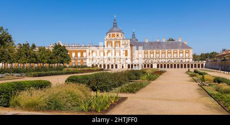 Der Königspalast von Aranjuez auf der anderen Seite der Plaza de Parejas, Aranjuez, Gemeinde Madrid, Spanien. Der Palast ist Teil des Aranjuez Cultural Lan Stockfoto