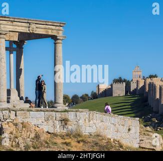 Die alte ummauerte Stadt von Los Cuatro Postes aus gesehen, die vier Beiträge. Avila, Provinz Avila, Kastilien und Leon, Spanien. Die Altstadt von Avila ist ein UNESCO W Stockfoto