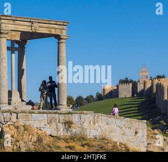 Die alte ummauerte Stadt von Los Cuatro Postes aus gesehen, die vier Beiträge. Avila, Provinz Avila, Kastilien und Leon, Spanien. Die Altstadt von Avila ist ein UNESCO W Stockfoto