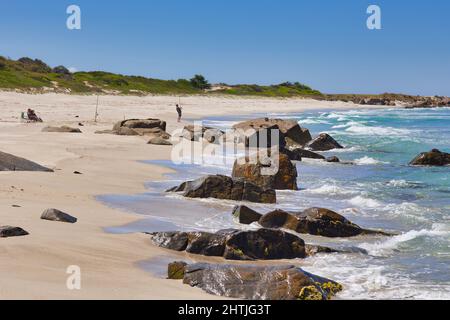 Fisherman am Mariposa Beach in der Nähe von Falmouth, Tasmanien, Australien. Stockfoto