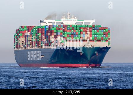 Rotterdam, Niederlande - 2-26-2022: Containerschiff immer sanft vor der Einreise in den Hafen von Rotterdam Stockfoto