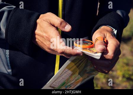 Bulgarien, Sofia, 25. September 2021, Athlet mit Karte und Kompass beim Orientierungslauf in einem Stadtpark Stockfoto