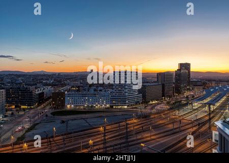 Sonnenuntergang über dem neu revitalisierten Wiener Stadtteil 10 und dem neuen Hauptbahnhof. Stockfoto
